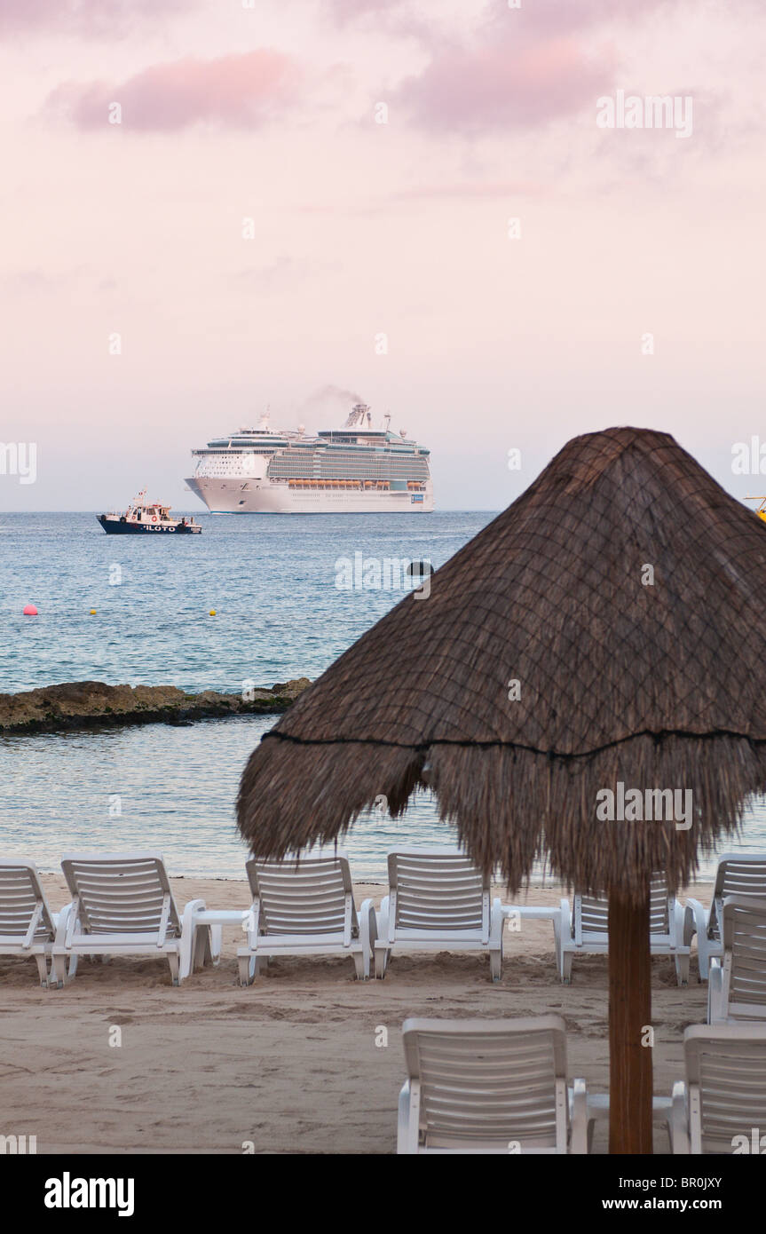 Cozumel, Mexiko. Sonnenschirme und Kreuzfahrtschiff, San Miguel, Isla Cozumel, Cozumel Island. Stockfoto