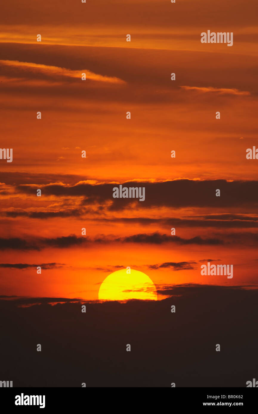 eine feurige Sonne und orangefarbenen Himmel Hochformat Stockfoto