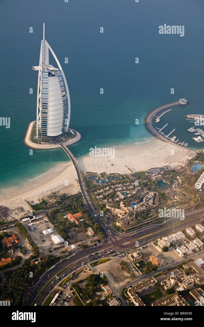 Vereinigte Arabische Emirate, Dubai. Luftaufnahme des Burj al Arab Hotel und Wild Wadi Water Park am Jumeirah Beach. Stockfoto