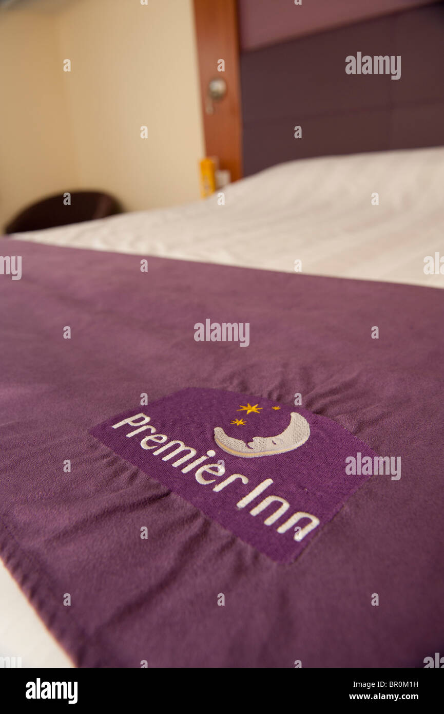 Schlafzimmer in einem Premier Inn Hotel Rabatt, UK Stockfoto