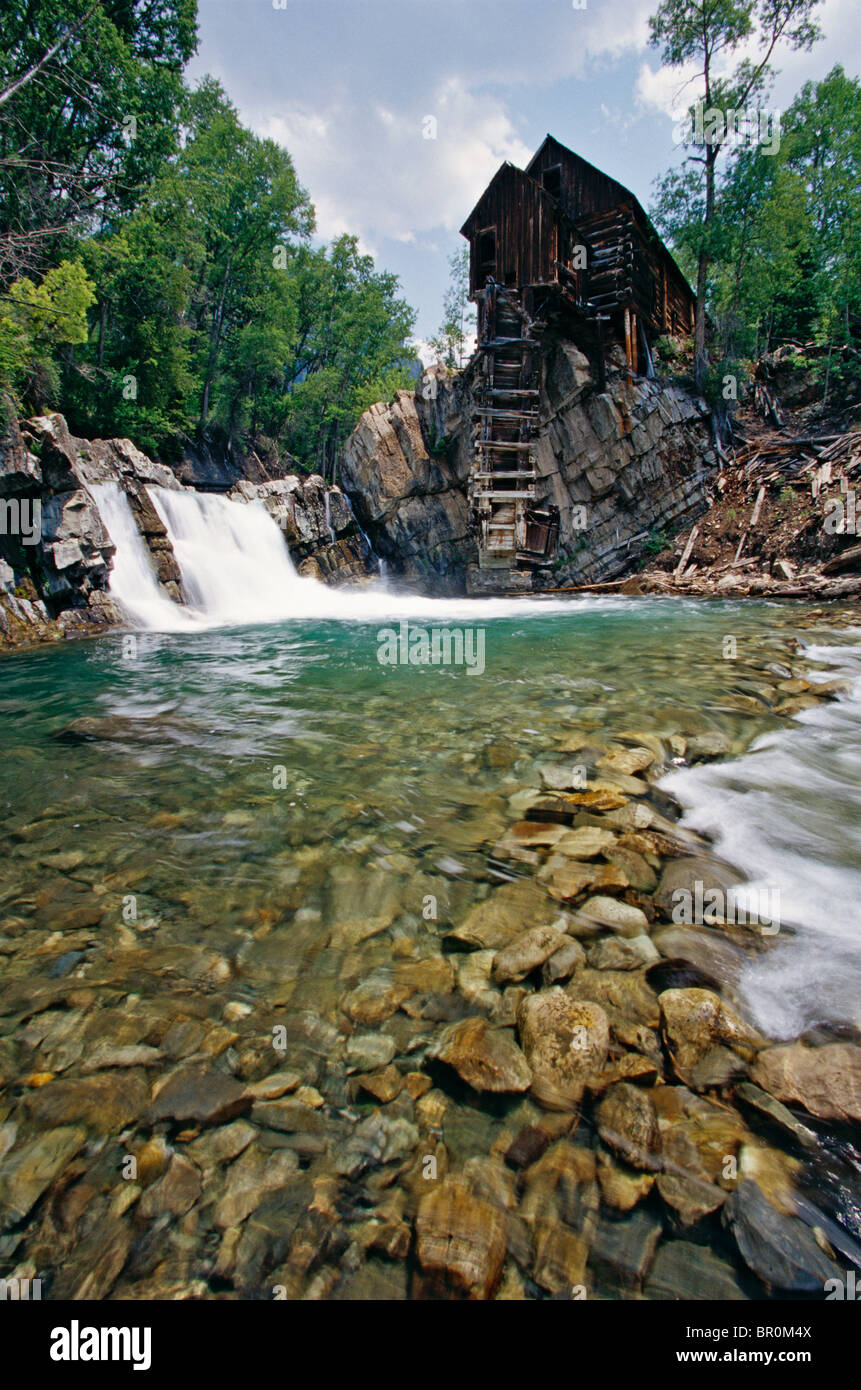 alte hölzerne Gebäude am Ufer des Flusses, Colorado Stockfoto