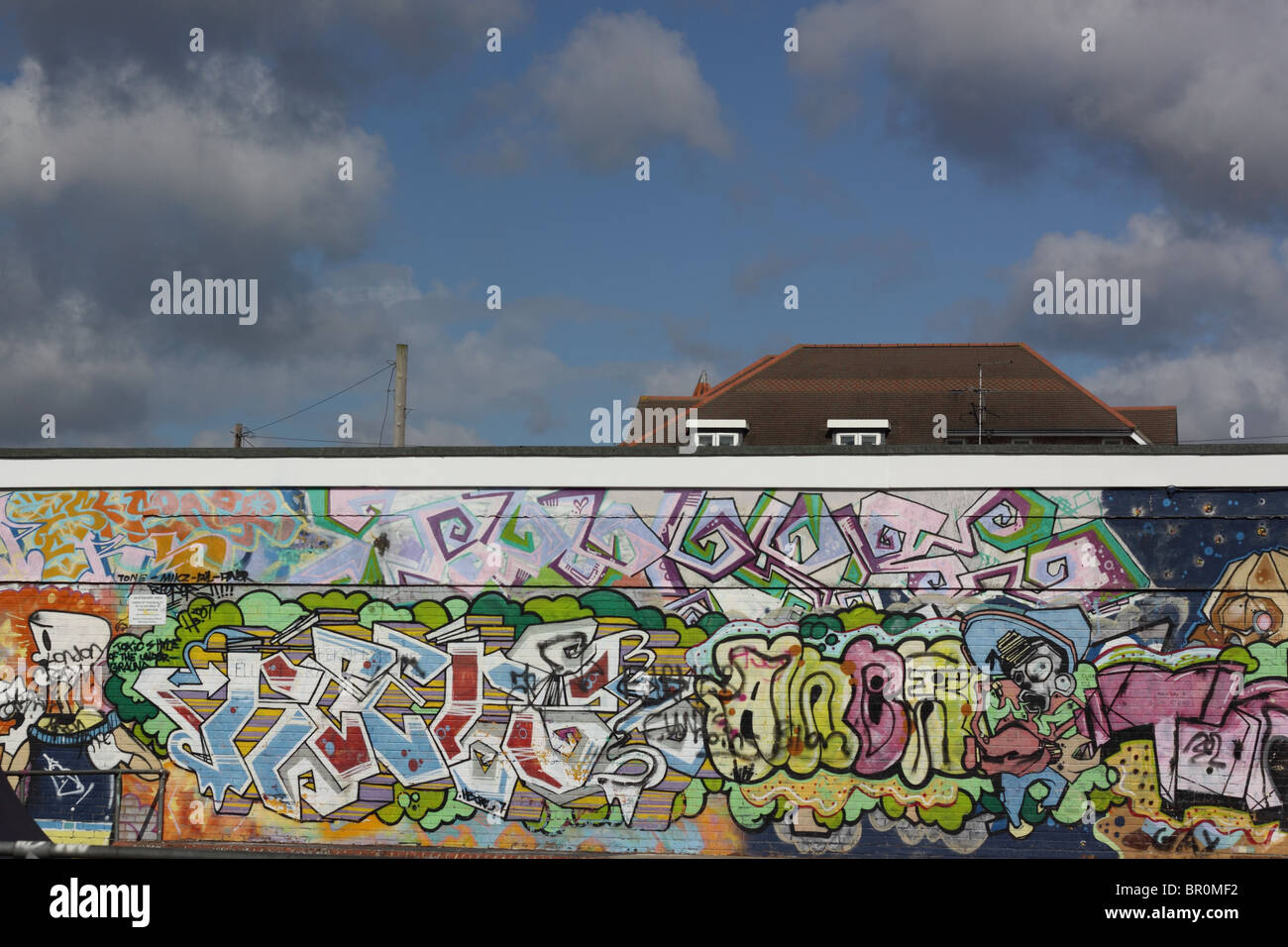 Graffiti an der Wand des Skate-Board-Park. Stockfoto