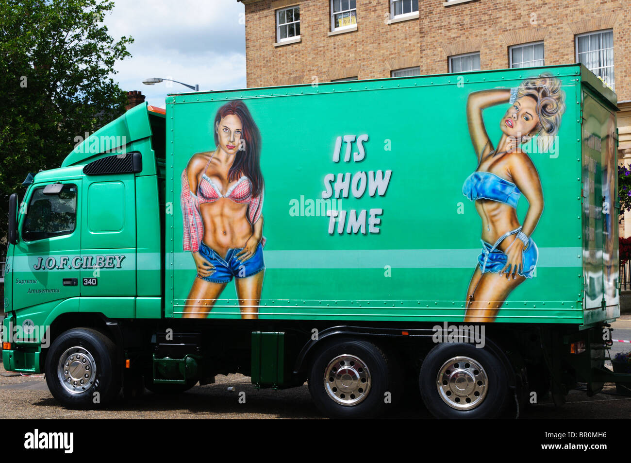 Ein LKW mit zwei großen Grafiken von Mädchen auf der Seite und den Worten ihre Show Time. Stockfoto