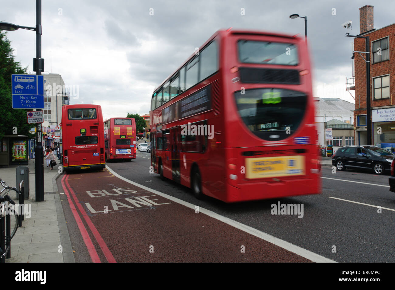 Rote Busse und eine Busspur auf Streatham High Road, South London Stockfoto