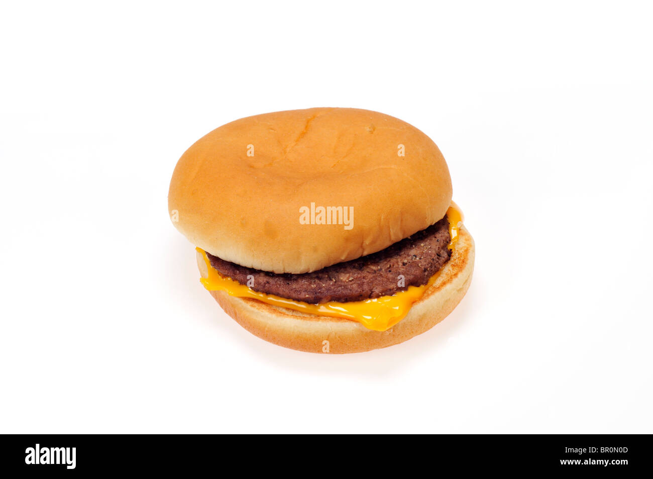 Einzigen Mcdonalds Cheeseburger in Brot Brötchen auf weißem Hintergrund, ausgeschnitten. Stockfoto