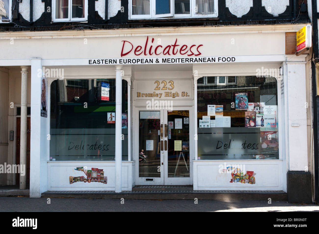 Delicatess-Ost-Europa und Mittelmeer Lebensmittelgeschäft in Bromley, Süd-London Stockfoto