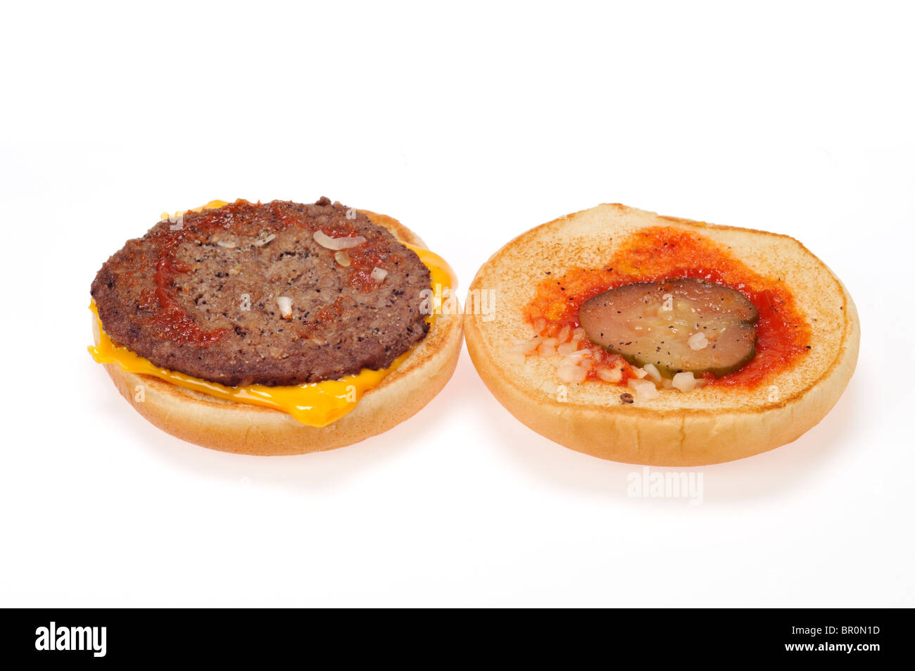 Offenen Cheeseburger in Brot Brötchen mit Deckel aus zeigt Belag auf weißem Hintergrund, Ausschnitt. Stockfoto