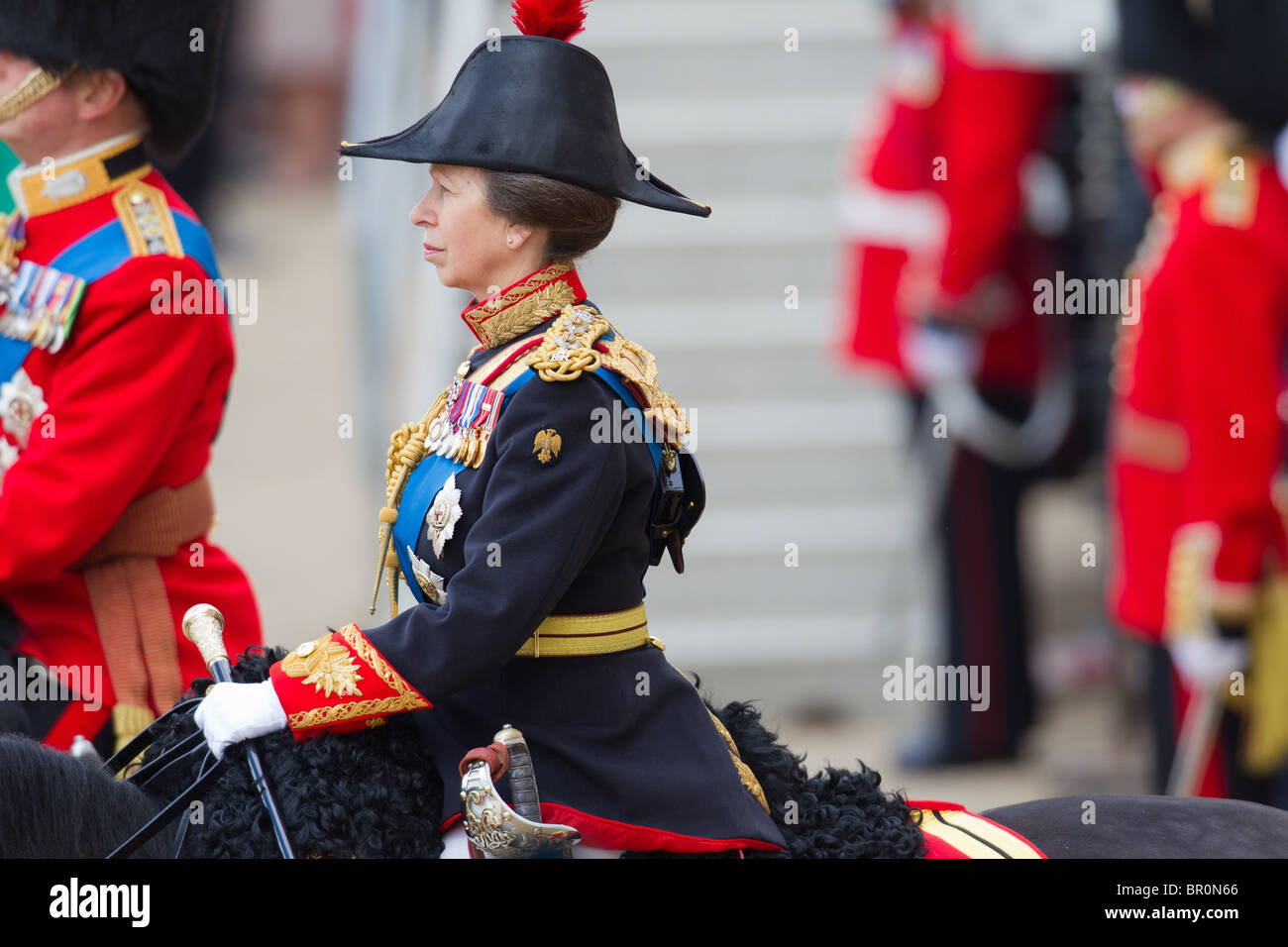 Die Princess Royal) auf dem Pferderücken, beobachten die Parade. "Trooping die Farbe" 2010 Stockfoto