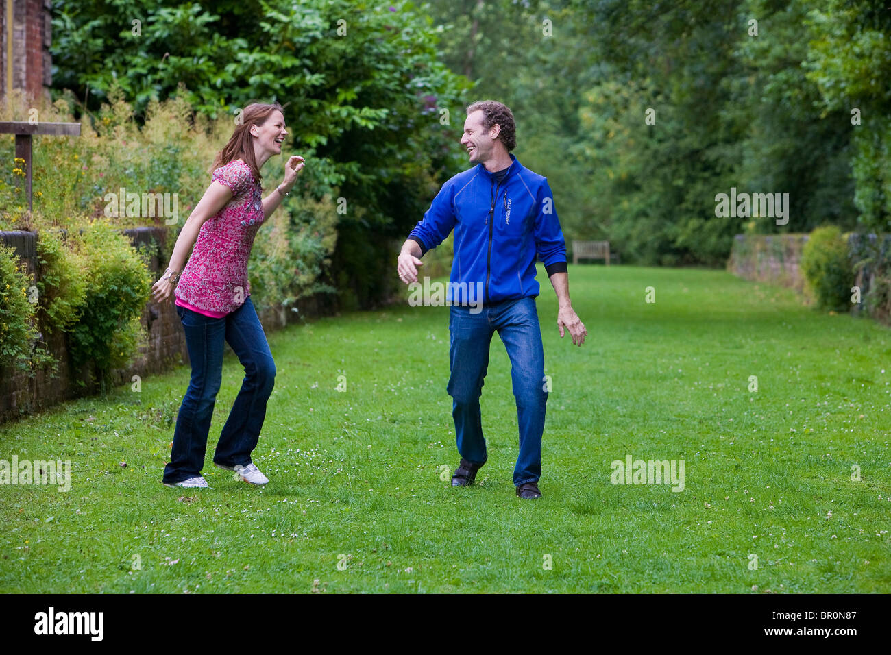 Paar in ihrer 40 walking trainieren und Spaß haben Stockfoto