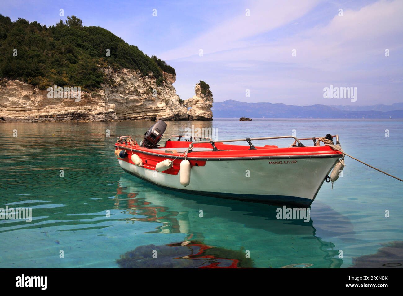 Angelboot/Fischerboot vor Anker in einer geschützten Bucht auf Antipaxos, Griechenland. Eine kleine Insel vor der Küste von Paxos Stockfoto