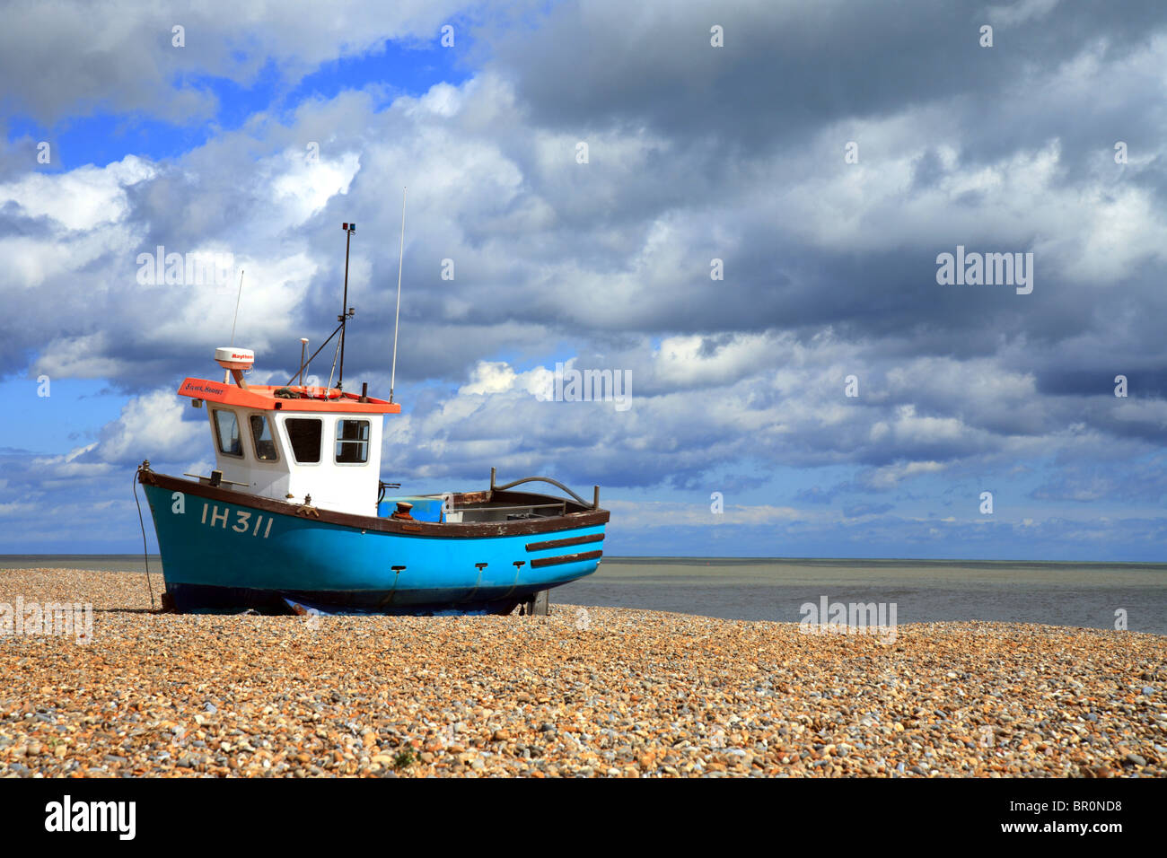 Aldeburgh Strand mit traditionellen Fischerboot am Strand hochgezogen. Stockfoto