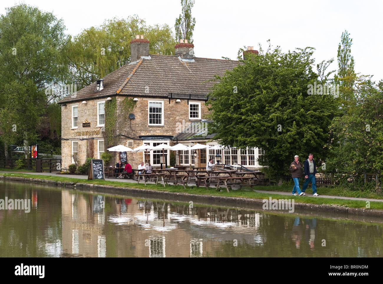 Kanal-Seite Navigation Inn neben dem "Grand Union" Kanal bei Stoke Bruerne Northamptonshire England UK EU Stockfoto