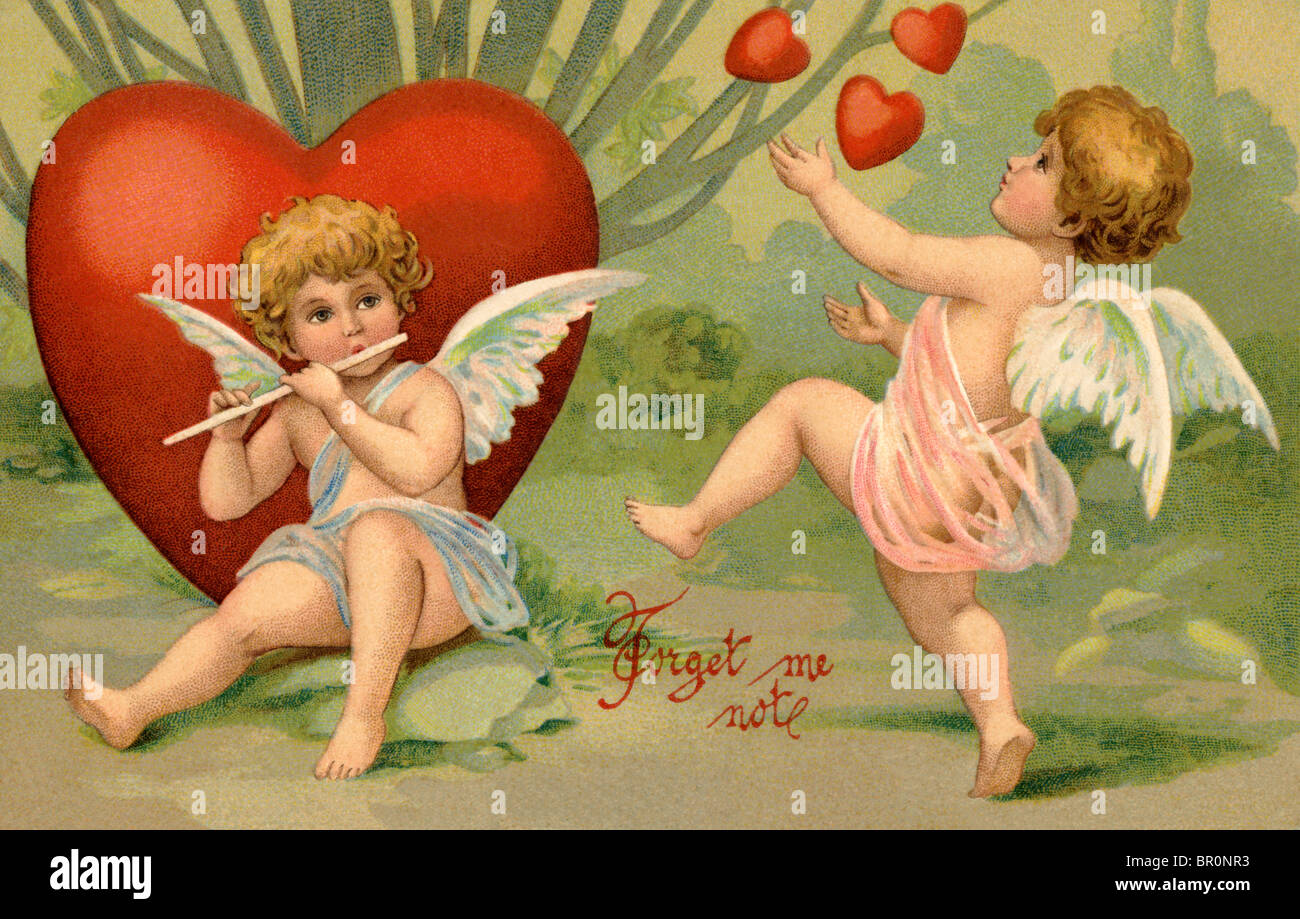 Ein Vintage vergessen mich nicht Valentine Karte mit Amor spielen eine Querflöte und ein Cherub jonglieren Herzen Stockfoto