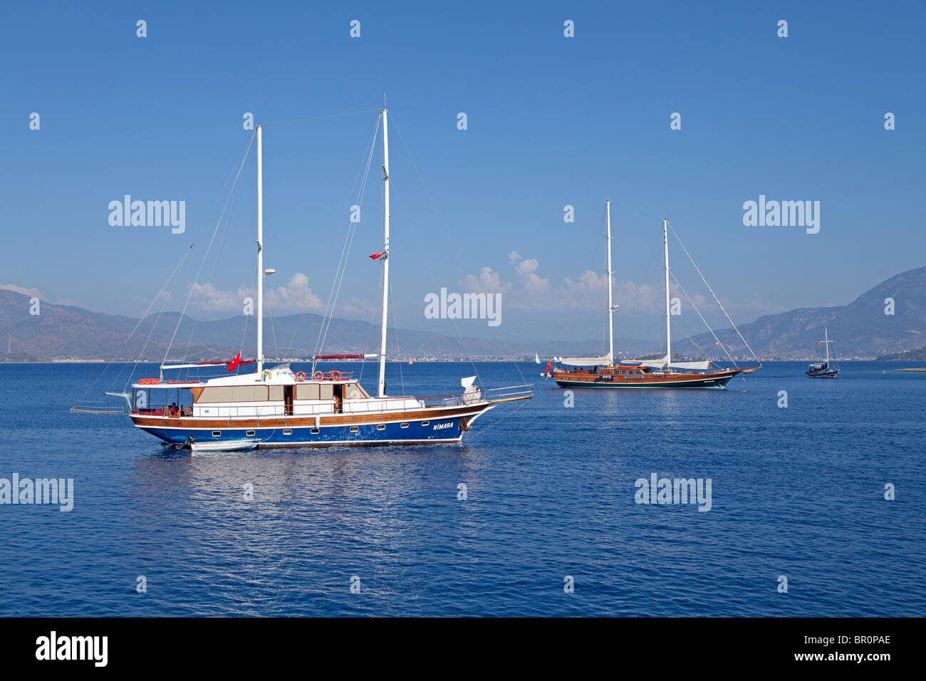 Ausflugsschiffe off Red Island in der Nähe von Fethiye, Türkische Ägäis, Türkei Stockfoto