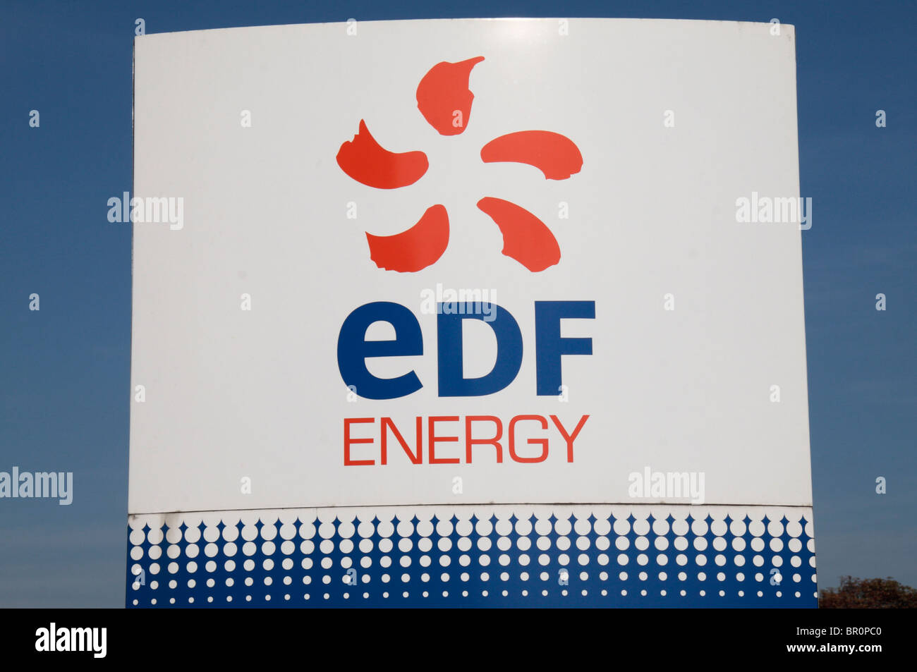 Das EDF Energy-Logo auf einem Schild außerhalb ihrer Büros neben Flughafen Heathrow, London, UK. Stockfoto