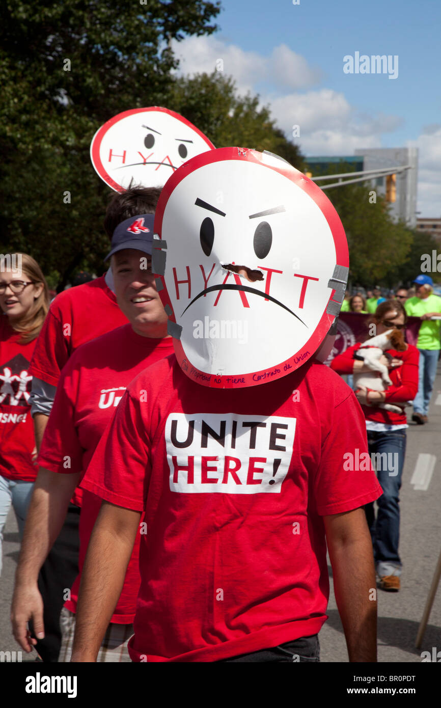 Indianapolis, Indiana - Mitglieder von vereinen hier März in der Labor Day Parade zur Unterstützung der Hyatt Hotel Arbeitnehmer. Stockfoto