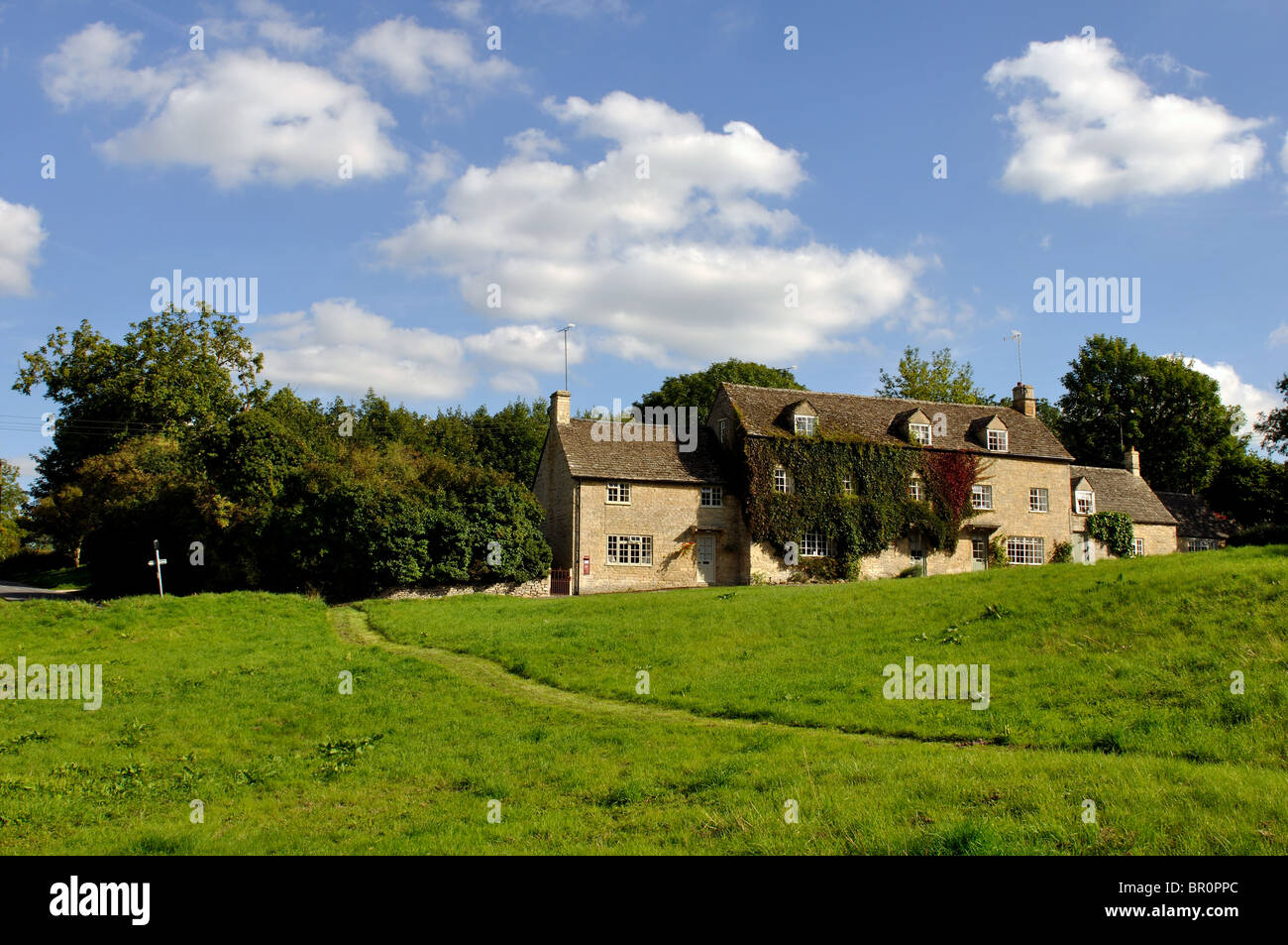 Ferienhäuser in kleinen Barrington Dorf, Gloucestershire, England, UK Stockfoto