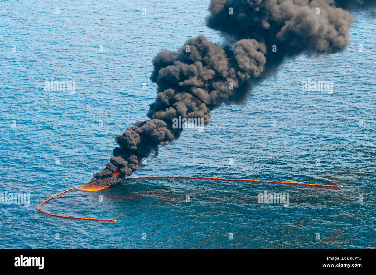 Insitu brennen, sieben Meilen nördlich von der Quellwebsite MC 252, Golf von Mexiko, Louisiana, USA. Stockfoto
