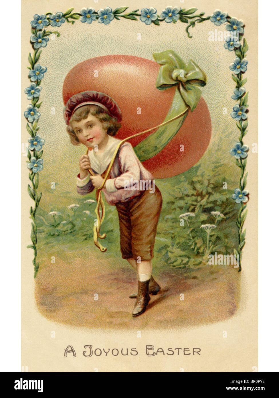 Eine Postkarte Ostern eines Kindes mit ein großes Ei auf seinem Rücken Stockfoto