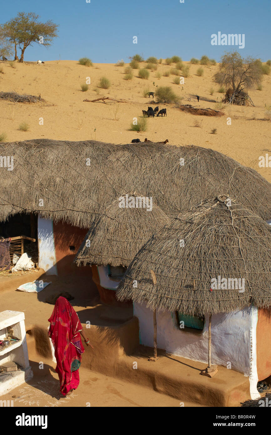 Bauernhaus von Lehmziegeln in der Nähe von Manvar am Rand der Dünen Stockfoto