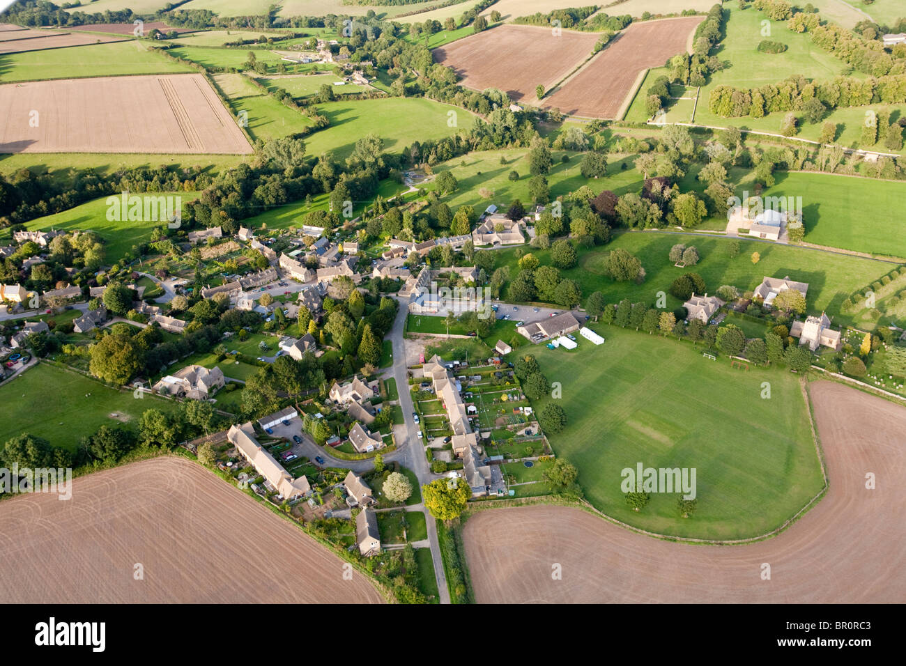Eine Luftaufnahme von Cotswold Dorf des Guiting Power, Gloucestershire aus der Nord-west Stockfoto