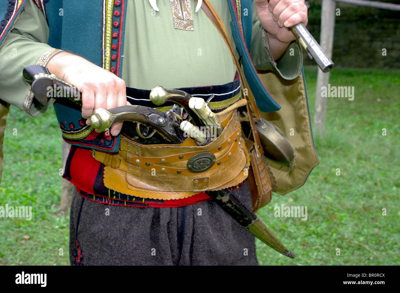 Mann mit Waffen und Kleidung vom 17. / 18. Jahrhundert in Bulgarien Stockfoto