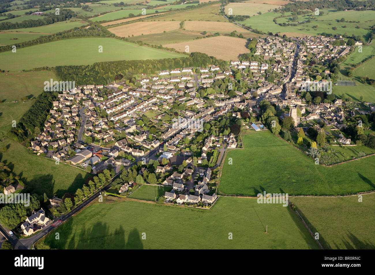 Ein Luftbild der Cotswold-Stadt Northleach, Gloucestershire UK von Westen Stockfoto