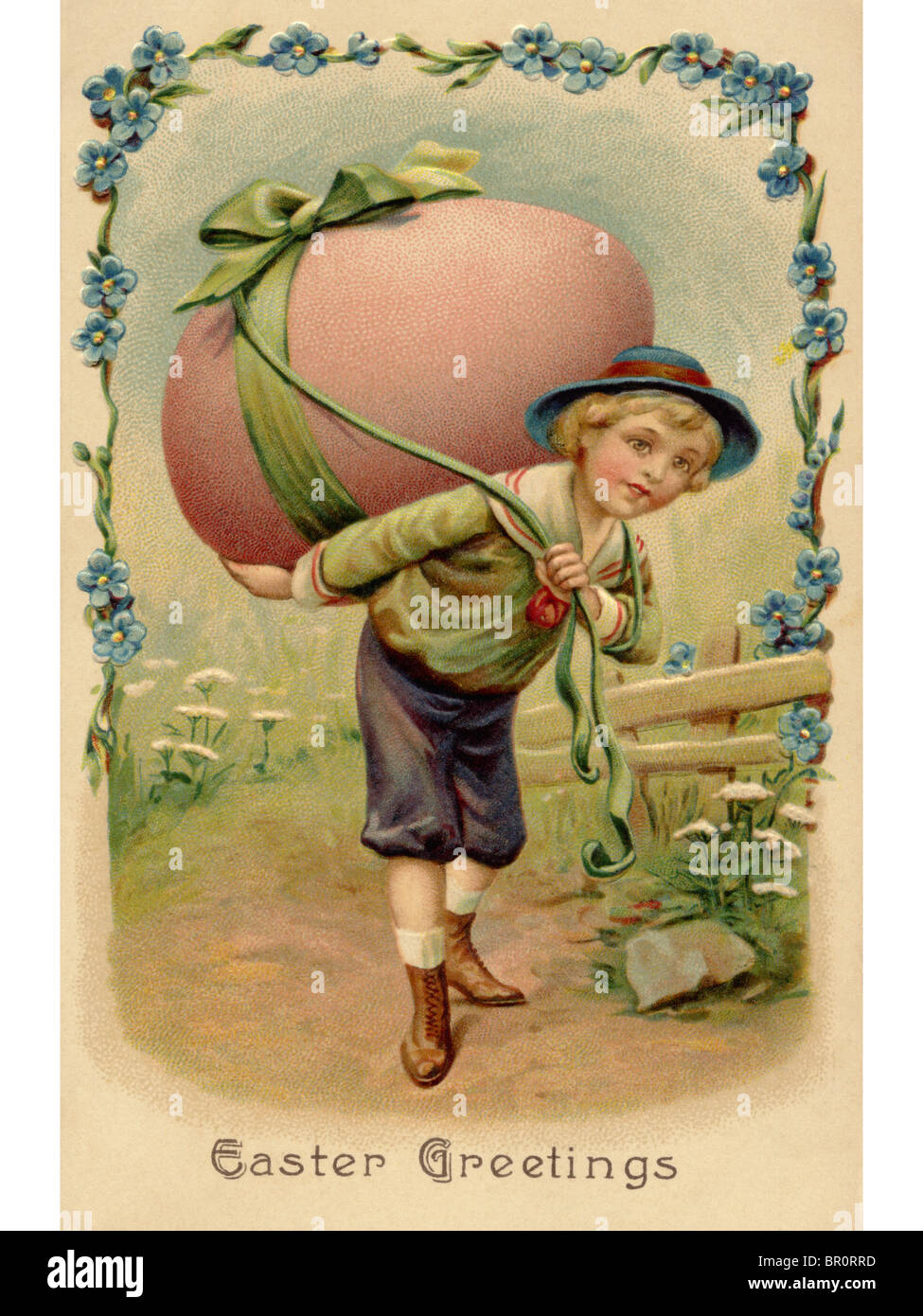 Eine Postkarte Ostern eines jungen mit einer großen Osterei auf seinem Rücken Stockfoto