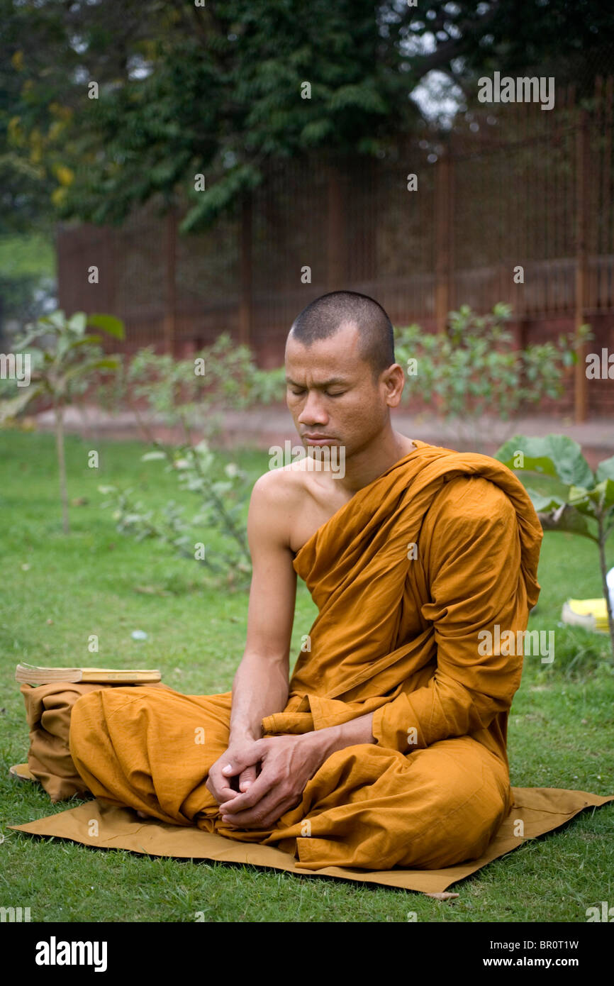 Thailändischer buddhistischer Mönch in der Meditation Dhamekh ...