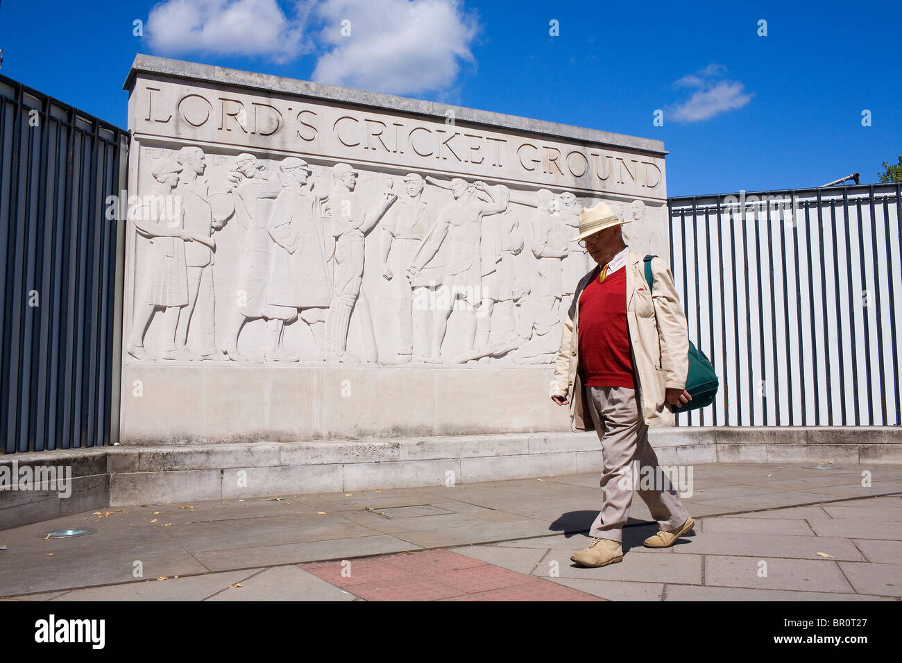 Ein Mann geht vorbei an einem Schild für Lords Cricket Ground. Stockfoto