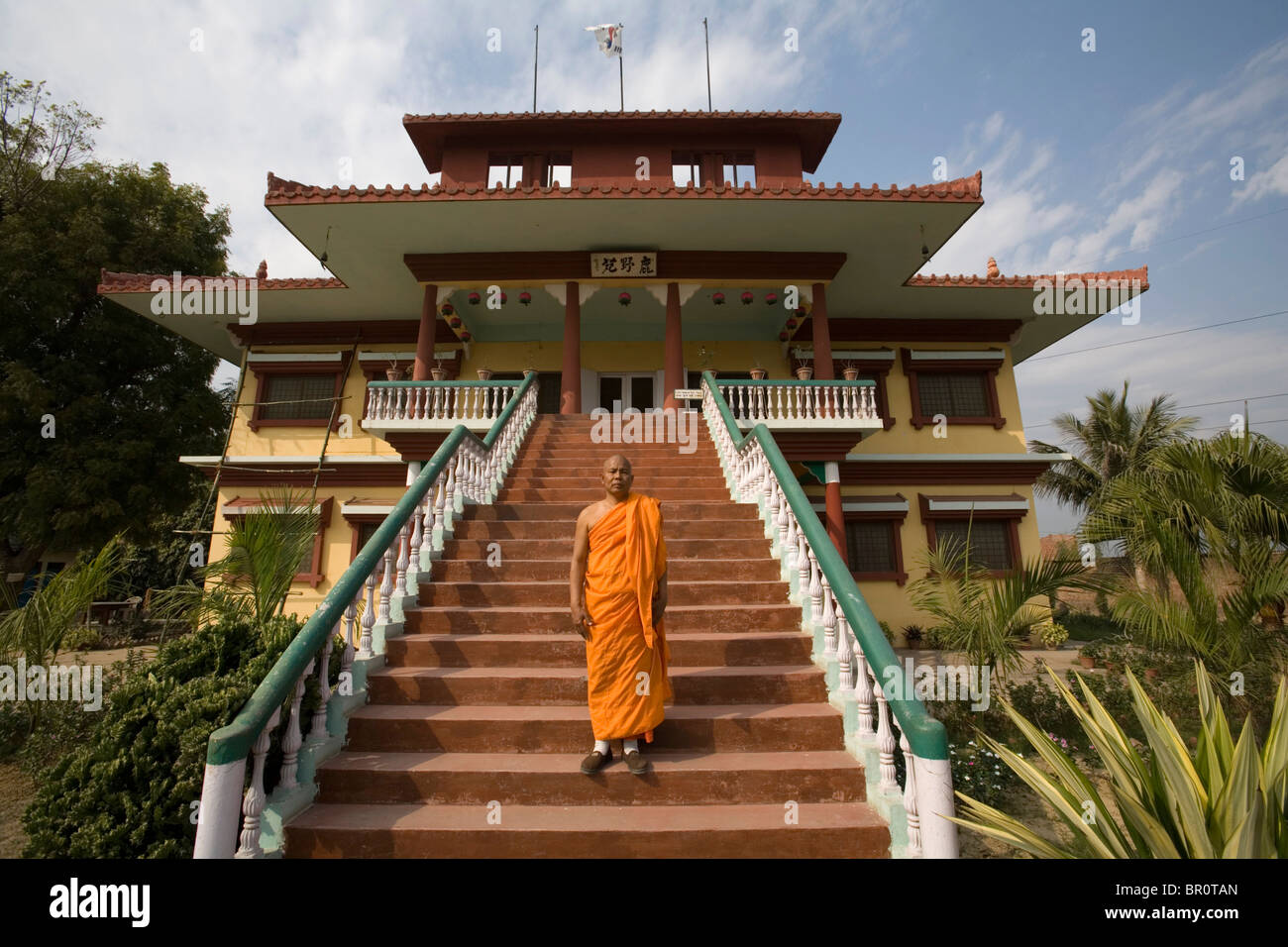 Buddhistischer Mönch im Vishuddha koreanischen Tempel, Sarnath, Vihara, Indien. Stockfoto