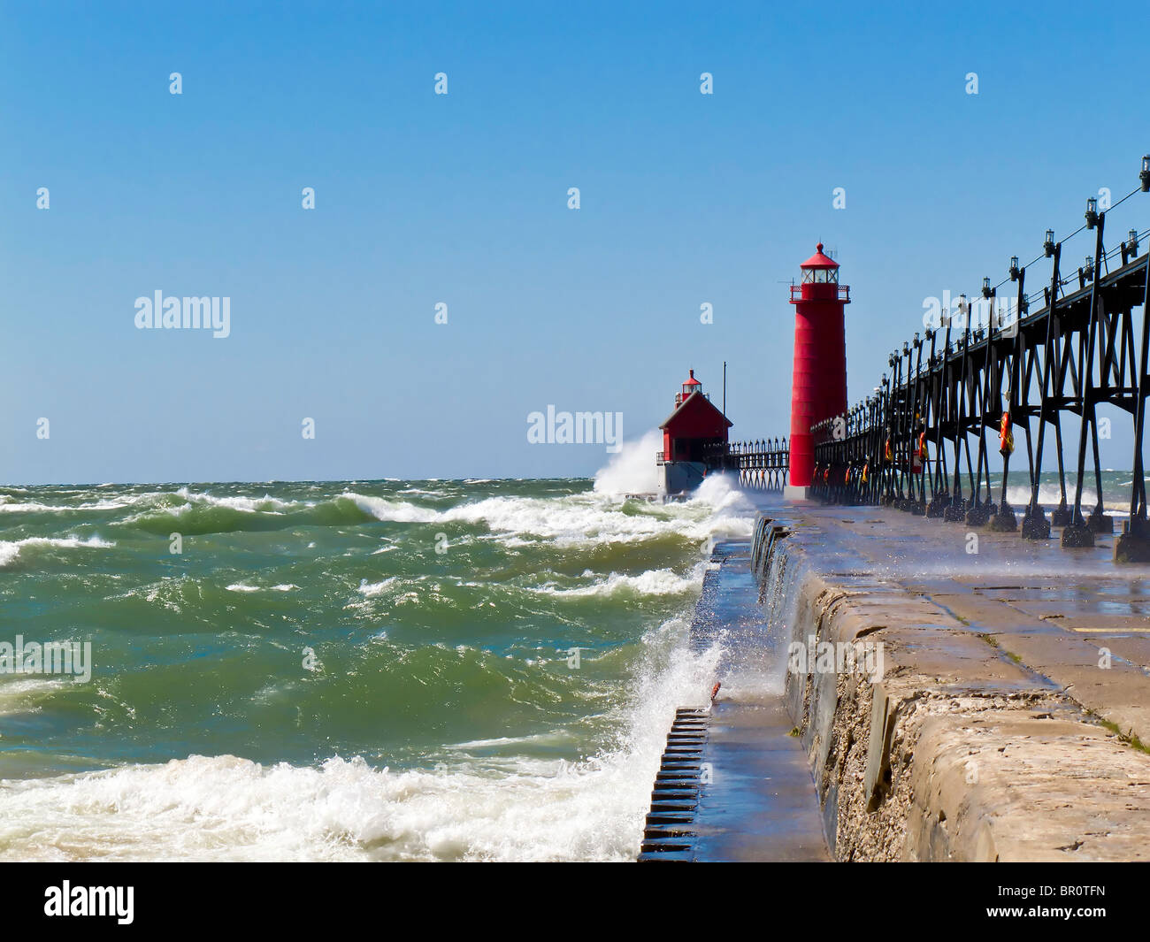 Raues Wasser am Grand Haven Leuchtturm Stockfoto