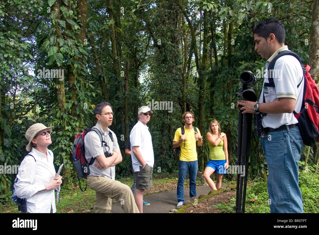 Naturführer im Gespräch mit einer Gruppe von Ornithologen im Arenal Volcano National Park in der Nähe von La Fortuna, San Carlos, Costa Rica. Stockfoto