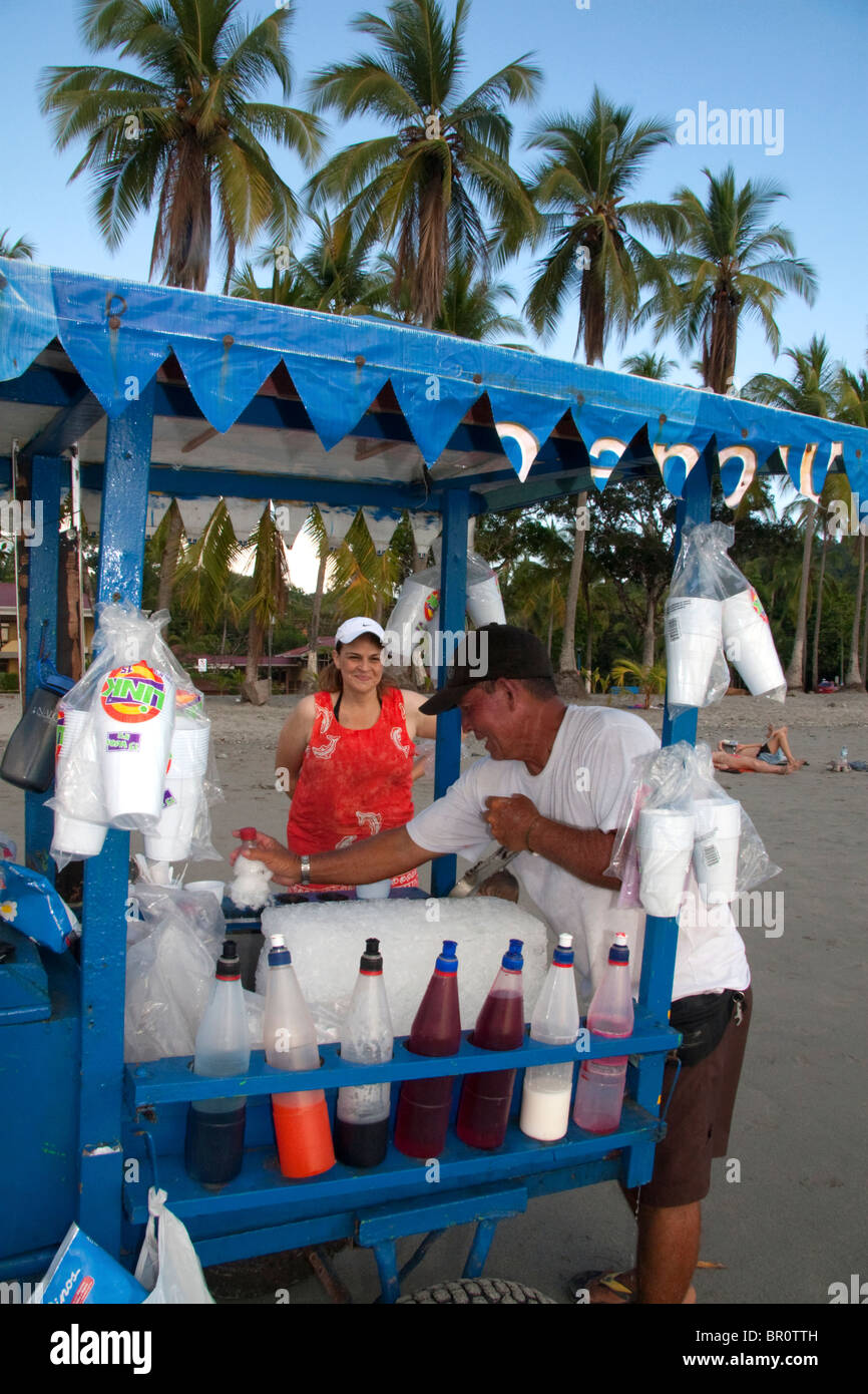 Rasiert Eis Verkäufer in Manuel Antonio Nationalpark in der Provinz Puntarenas, Costa Rica. Stockfoto