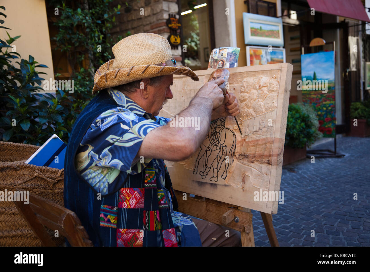 Streetart-Künstler schnitzen eine hölzerne Szene arbeiten in der Künstler-Viertel, Bardolino, Gardasee, Italien Stockfoto