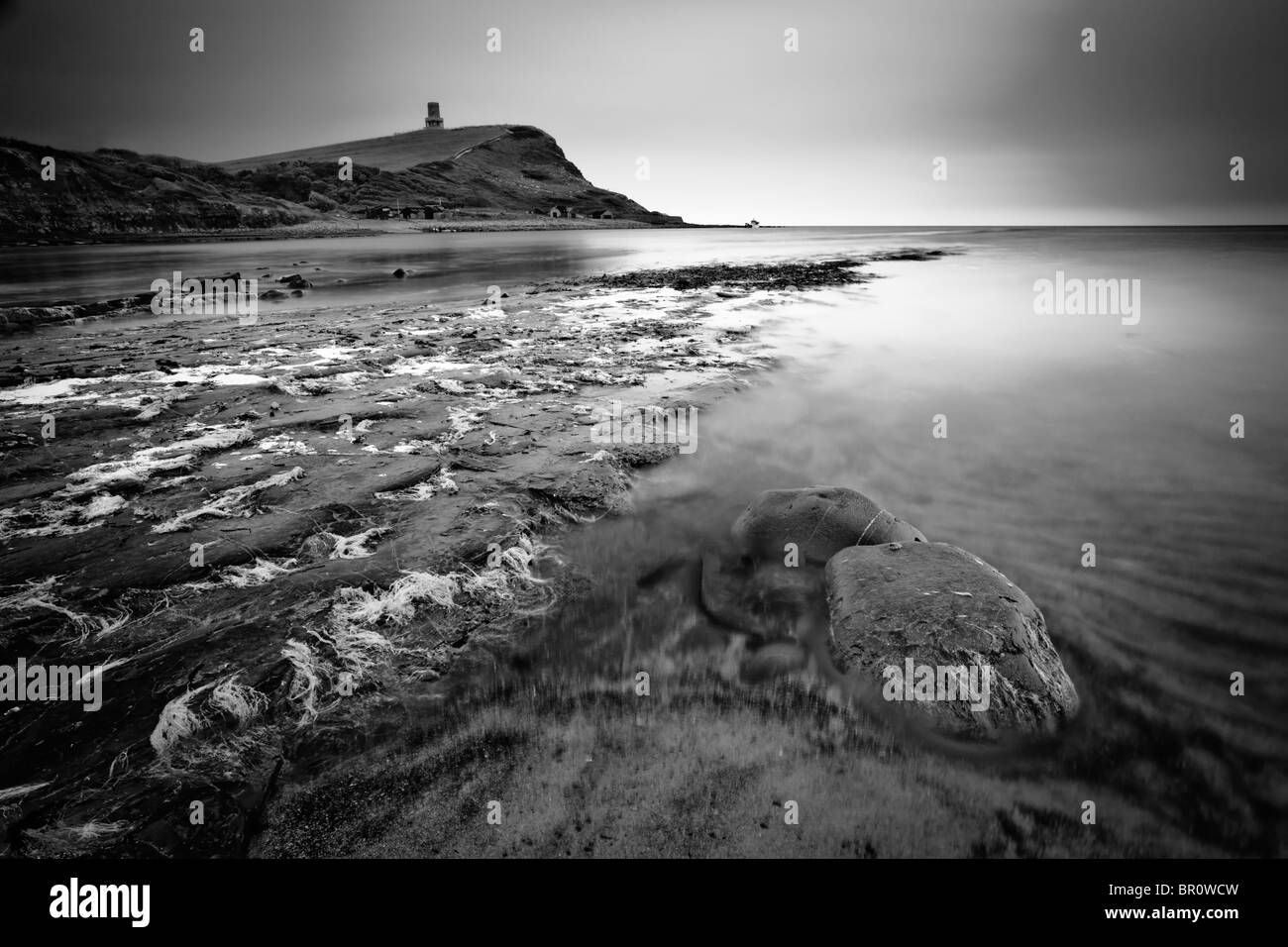 Kimmeridge Strand und Simsen mit Blick auf Clavell Tower, Dorset, Großbritannien Stockfoto