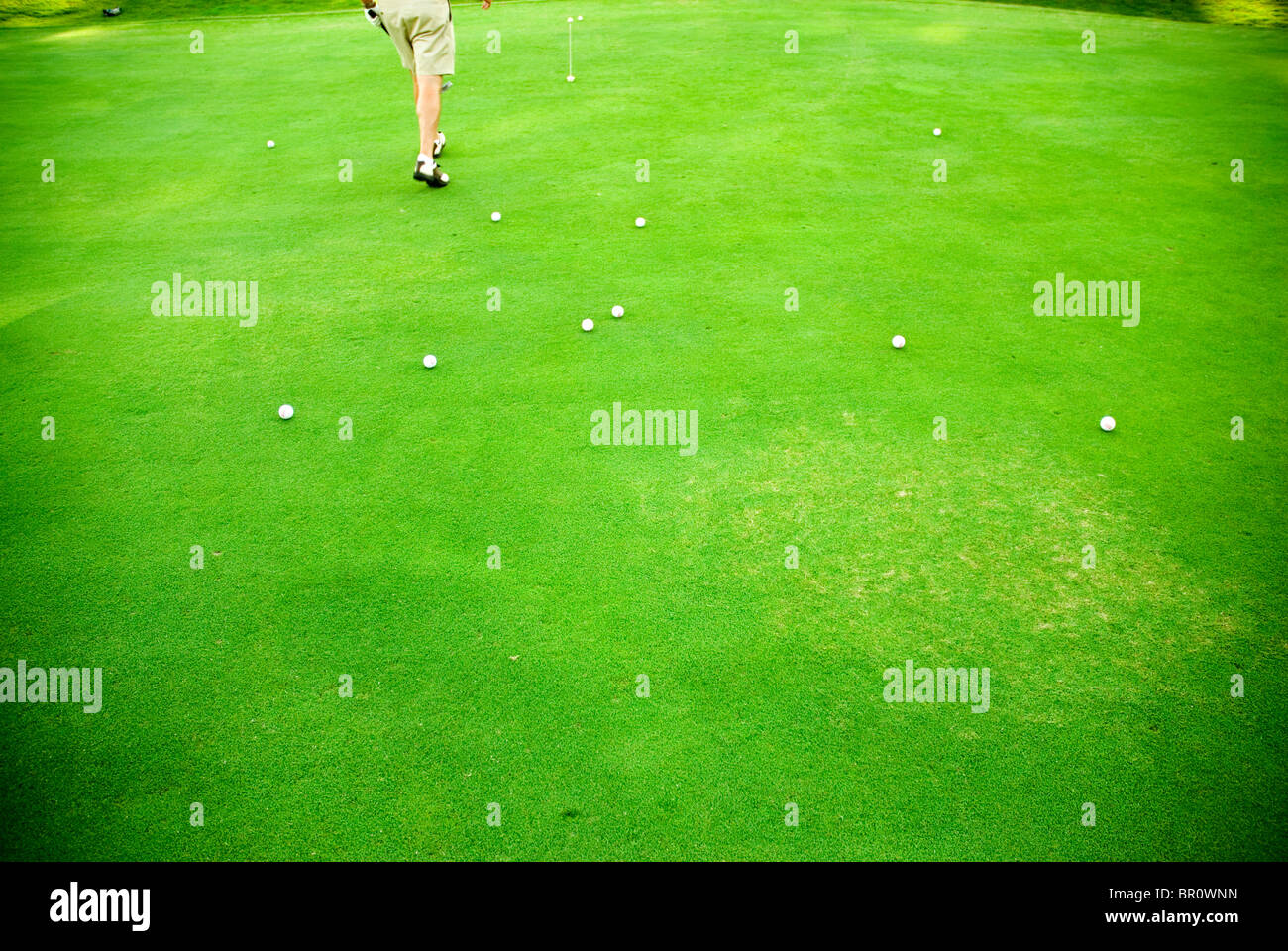 Ein männlichen Golfer setzt auf die grünen auf einen Golfplatz in Georgien. Stockfoto