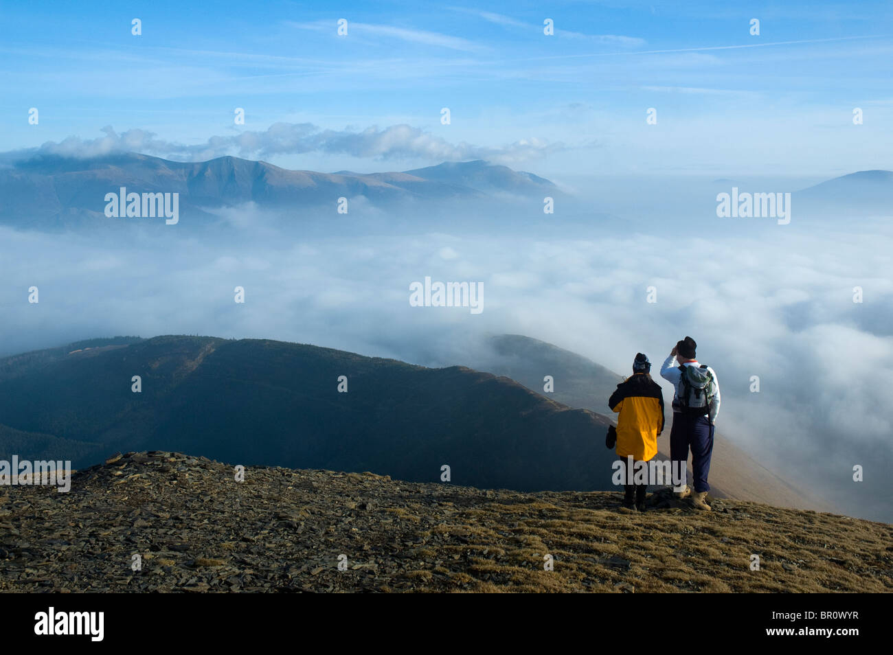 Skiddaw und Blencathra, Seenplatte, über ein Meer von niedrigen Wolken & Nebel. Von Grisedale Pike, in der Nähe von Keswick, Cumbria, England, UK. Stockfoto