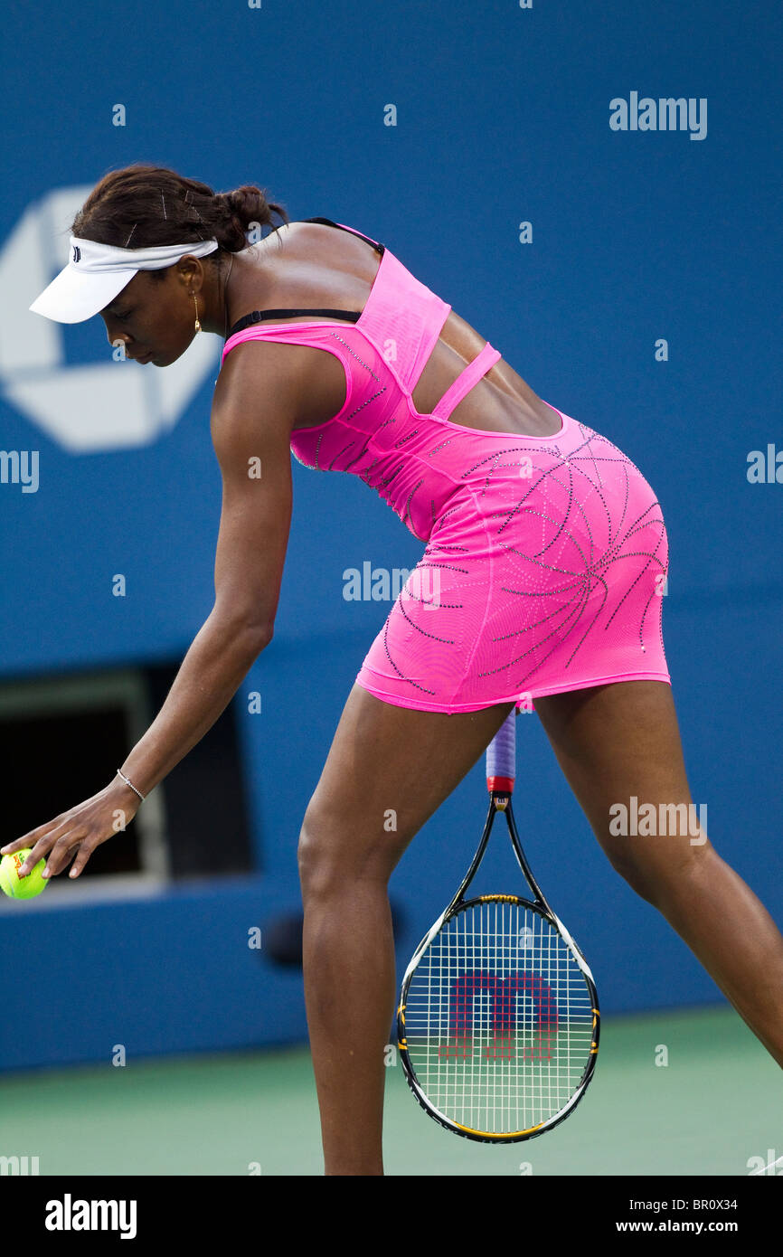 Venus Williams (USA) im Wettbewerb bei der 2010 US Open Tennis trägt ein Kleid hier eigene Schöpfung. Stockfoto