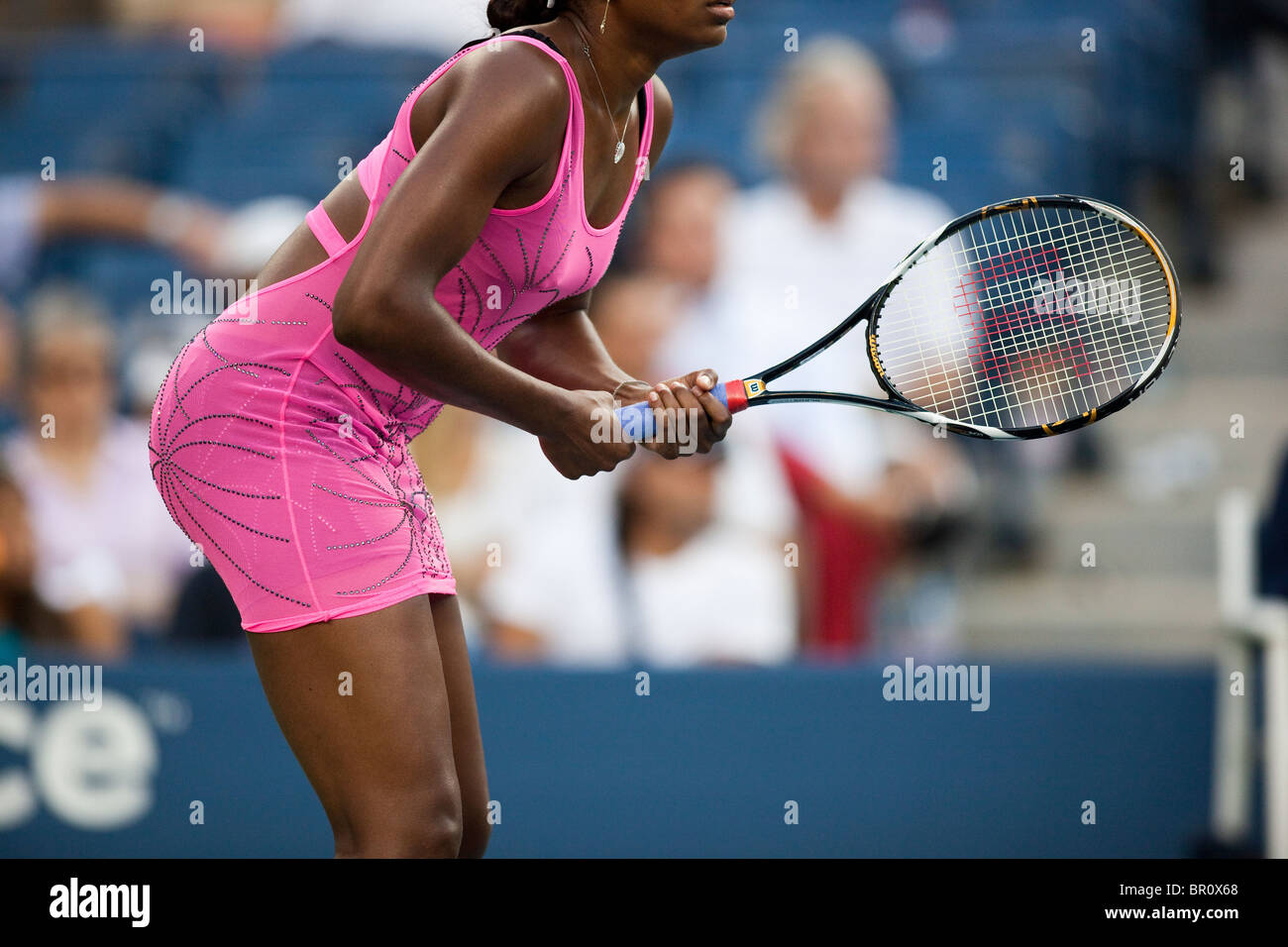 Venus Williams (USA) im Wettbewerb bei der 2010 US Open Tennis trägt ein Kleid hier eigene Schöpfung. Stockfoto