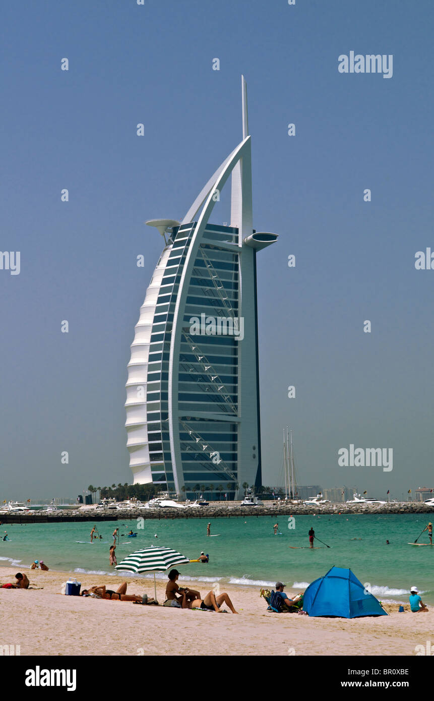 Jumeira Beach und Burj al Arab Hotel Dubai VAE Stockfoto