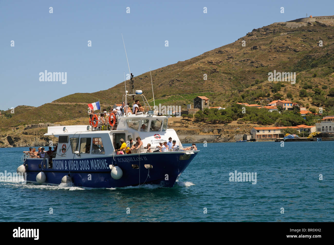 Touristenboot Tour nähert sich Port Vendres an der Mittelmeerküste Südfrankreichs Stockfoto