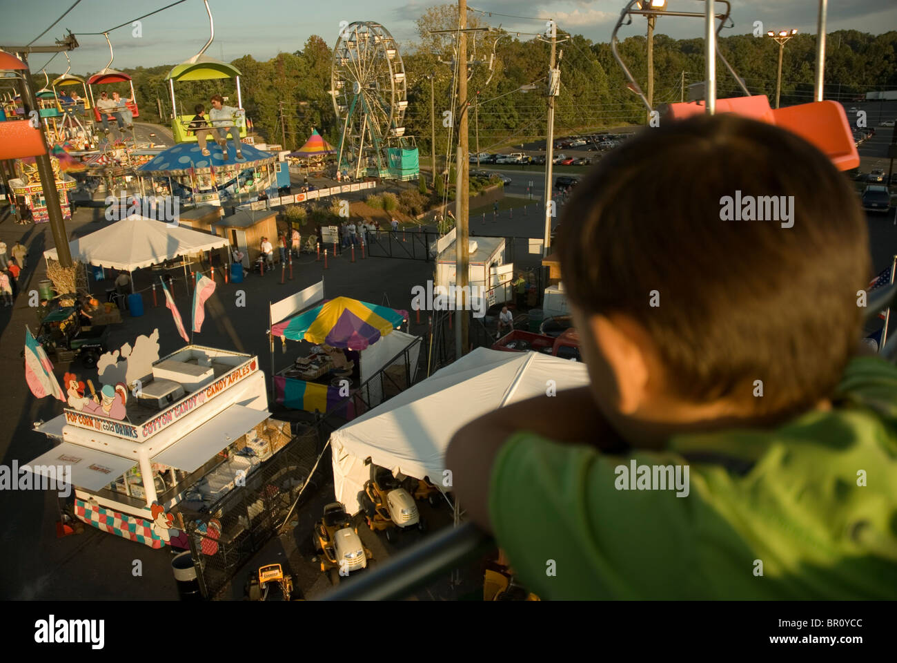 Ein Junge schaut über Country Fair in Cummings, Georgia, USA. Stockfoto