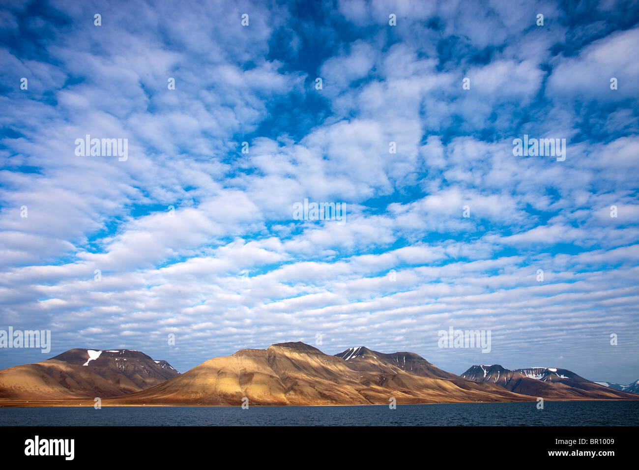 SVALBARD-Landschaft und CIRRUS Fischgrät Wolkenbildung Stockfoto