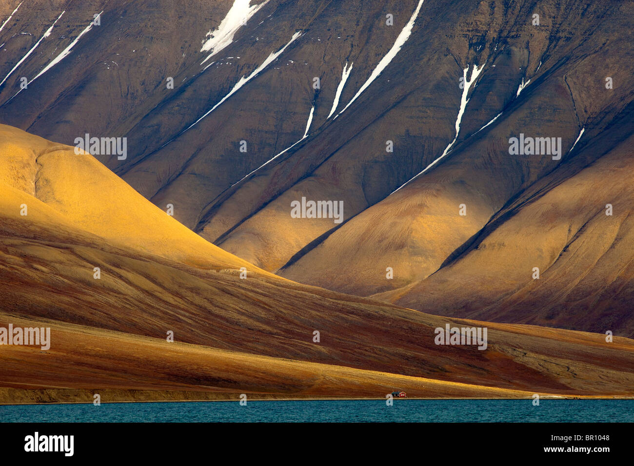 ARKTISCHEN Landschaft auf Spitzbergen mit Haus Stockfoto