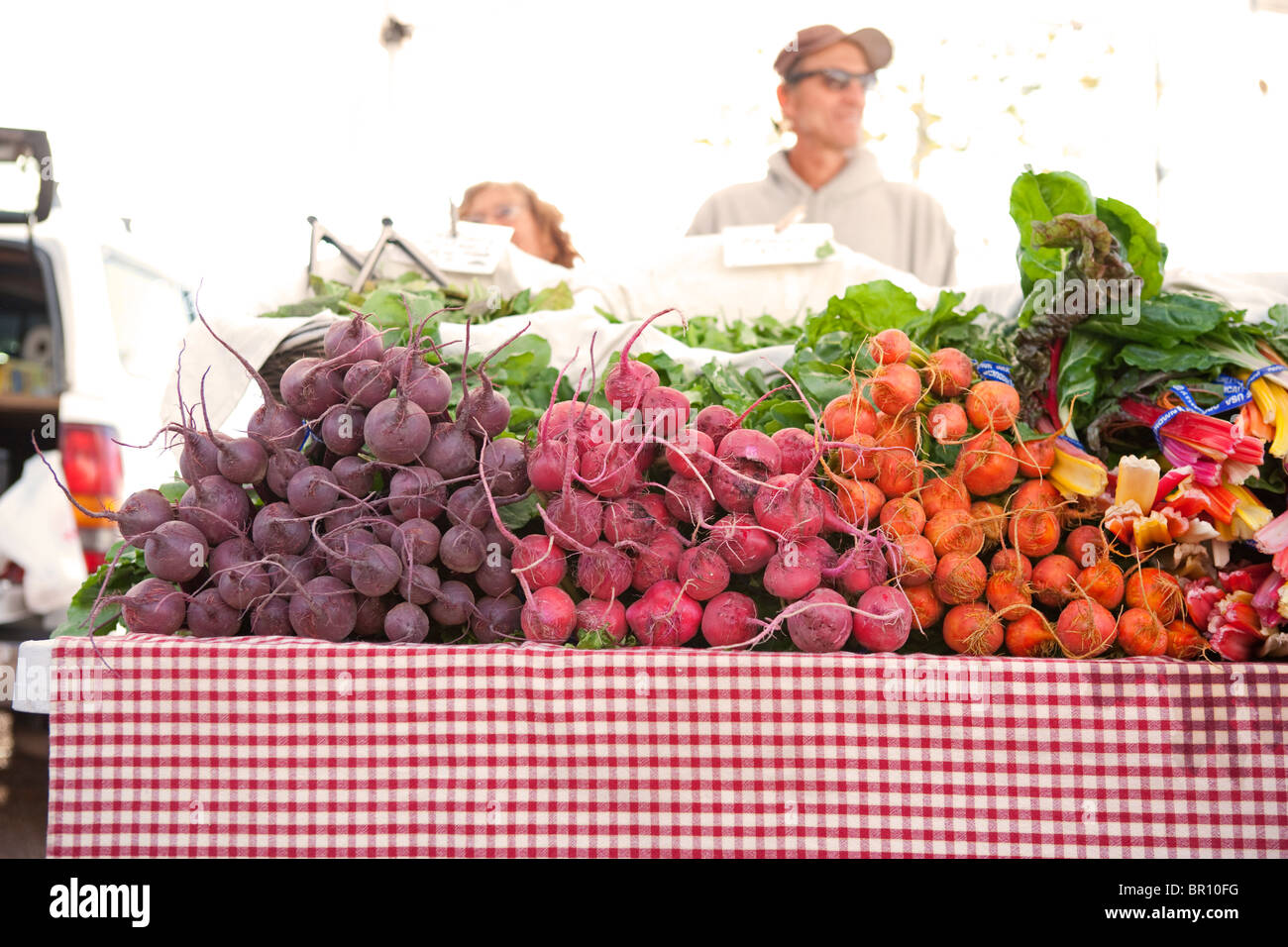 frische rote Beete schlägt beim Bauernmarkt, Santa Fe, New Mexico mehrfarbige lila, rot, orange Stockfoto