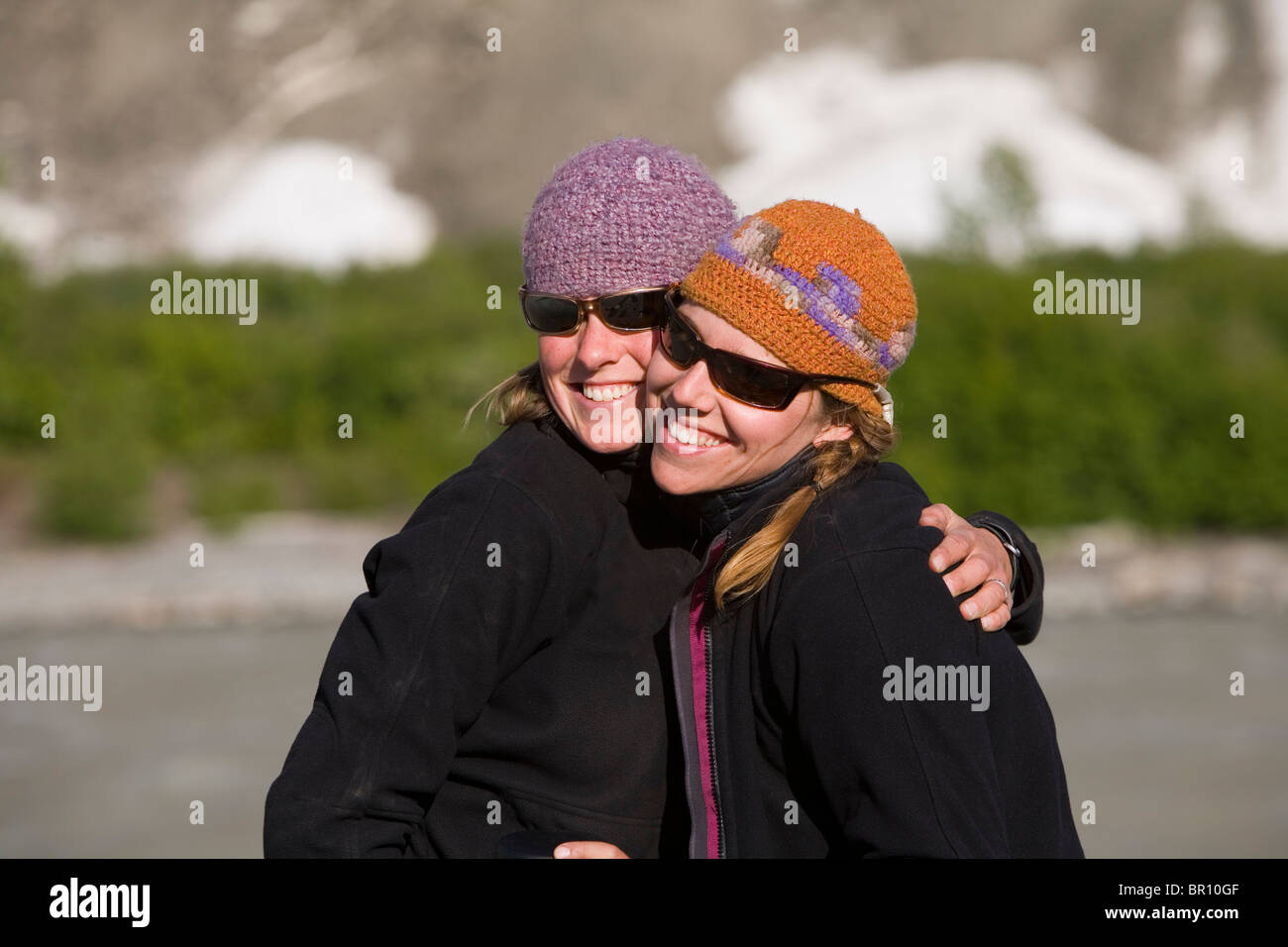 Freundinnen umarmen in der freien Natur Alsek River, Alaska und Kanada. Stockfoto