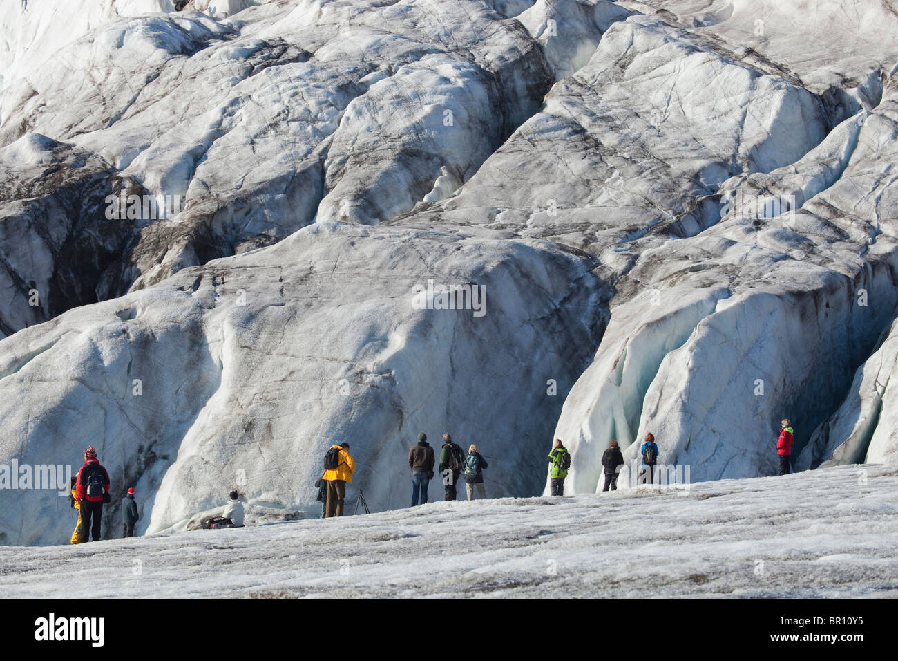 Gletscher und Touristen auf Spitzbergen, Arktis. Stockfoto