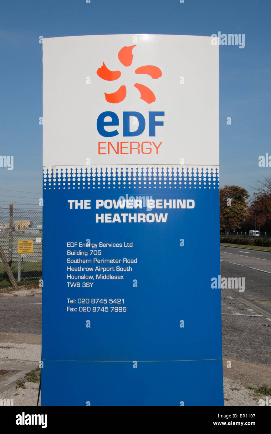 Das EDF Energy-Logo auf einem Schild außerhalb ihrer Büros neben Flughafen Heathrow, London, UK. Stockfoto