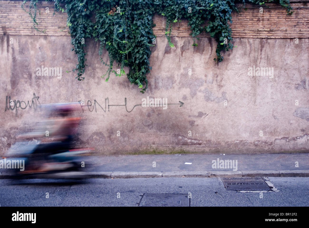 Verschwommenes Bild eines Rollers in Rom, Italien. Stockfoto